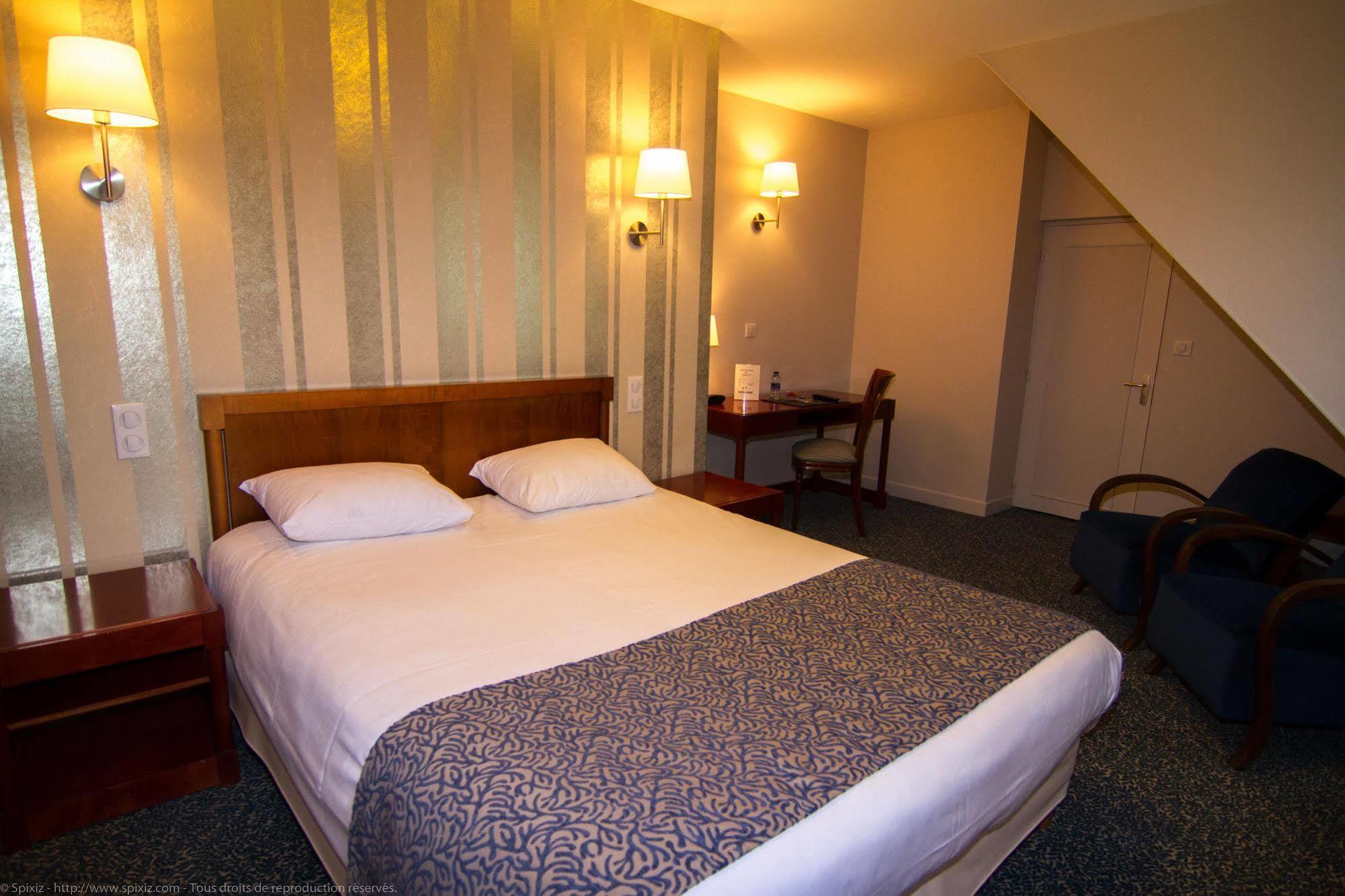 Logis Hotel Du Chateau Combourg Luaran gambar